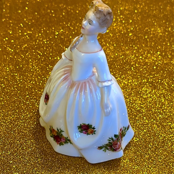 Royal Doulton 1992 Fine Porcelain Figurine of a young lady- Vintage - Picture 4 of 6